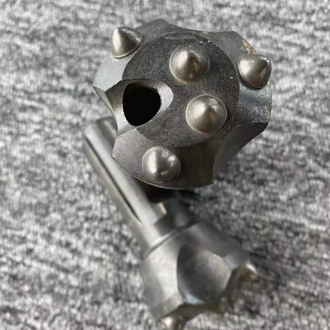 冲击器与钻头